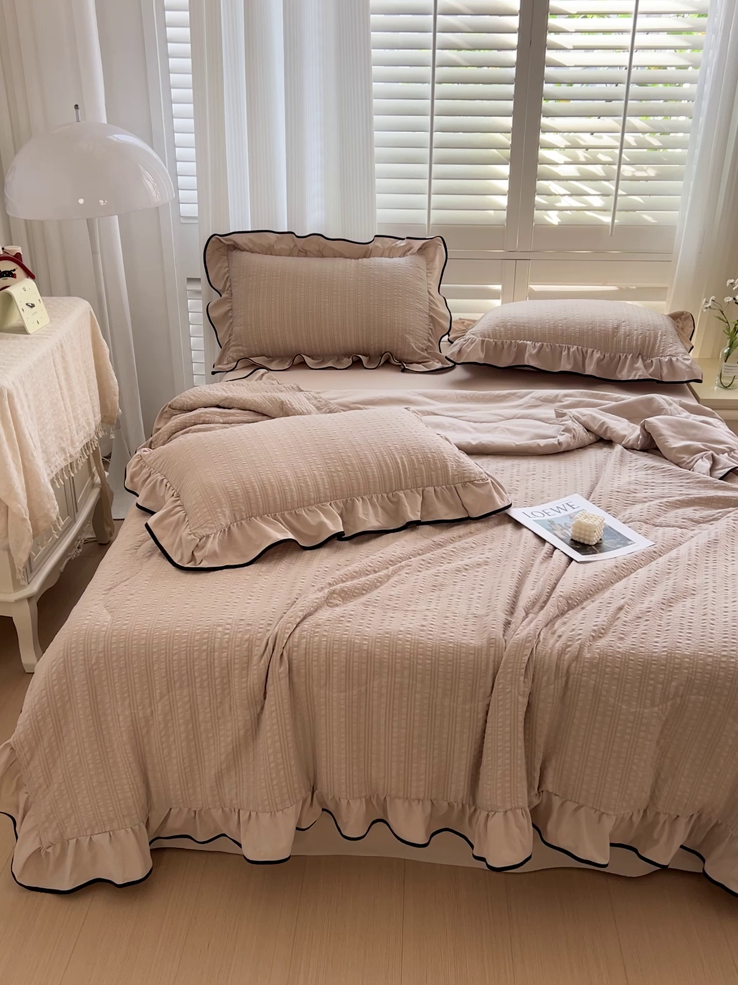 91家纺网 家纺一手货源 找家纺 仟网汇 2026新款赫本纯色泡泡纱花边款夏被夏凉被空调被四件套 奶咖