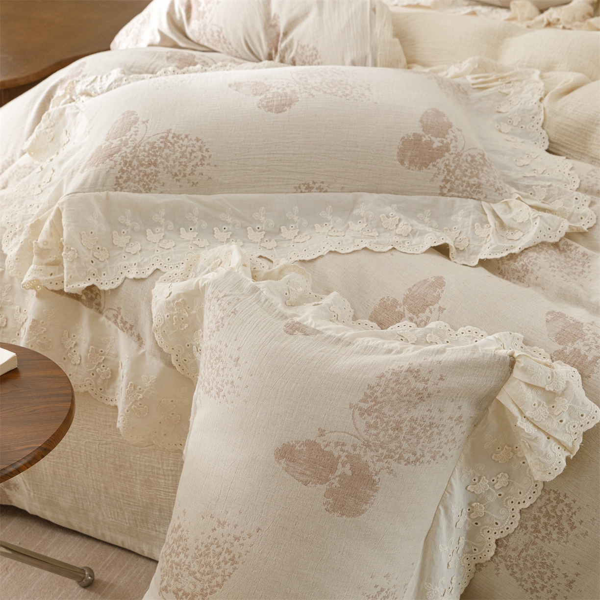 91家纺网 家纺一手货源 找家纺 瑞米家居 2026新款A类棉麻提花花边款四件套-翩然乐语 翩然乐语-红咖