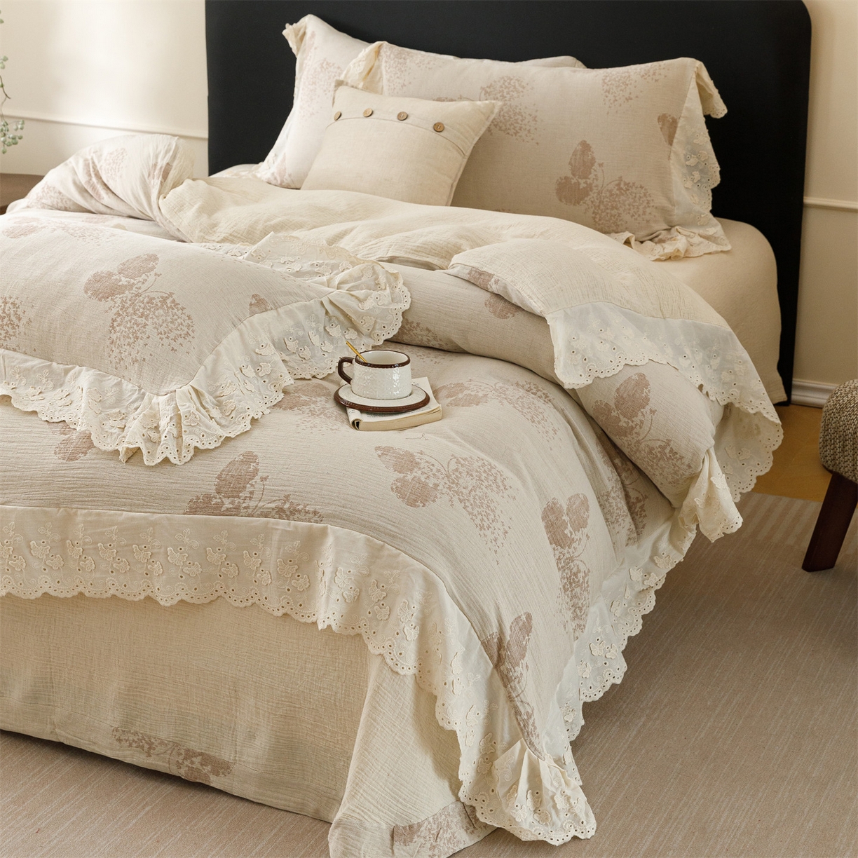 91家纺网 家纺一手货源 找家纺 瑞米家居 2026新款A类棉麻提花花边款四件套-翩然乐语 翩然乐语-红咖