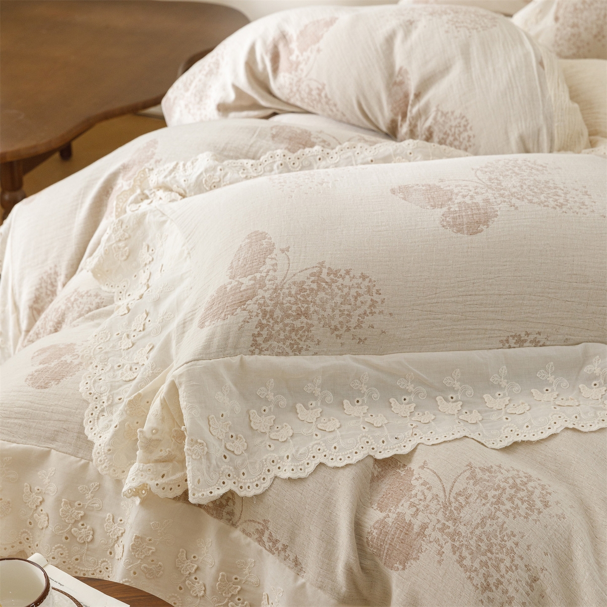 91家纺网 家纺一手货源 找家纺 瑞米家居 2026新款A类棉麻提花花边款四件套-翩然乐语 翩然乐语-红咖