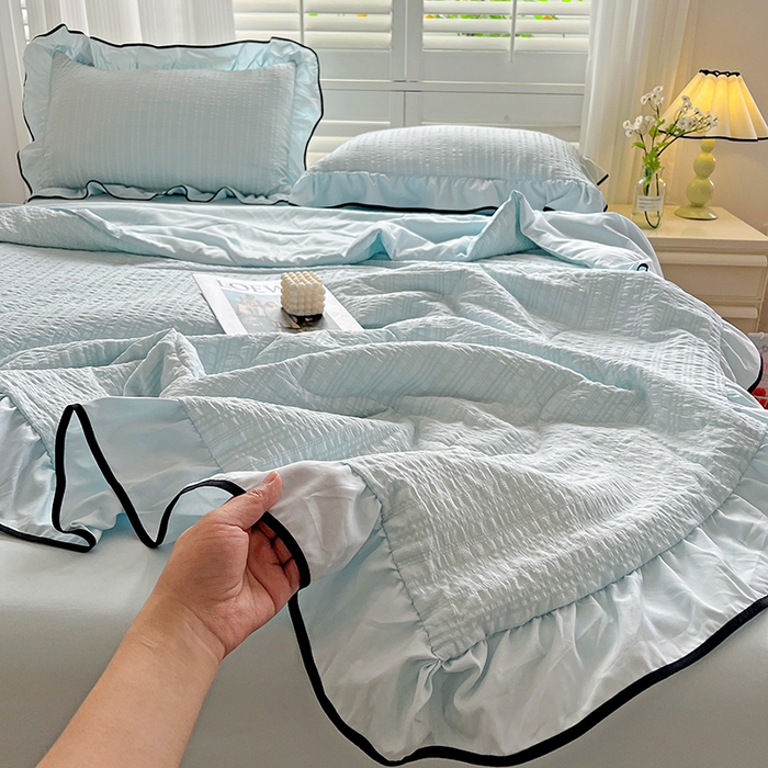 91家纺网 家纺一手货源 找家纺 仟网汇 2026新款赫本纯色泡泡纱花边款夏被夏凉被空调被四件套 天空蓝