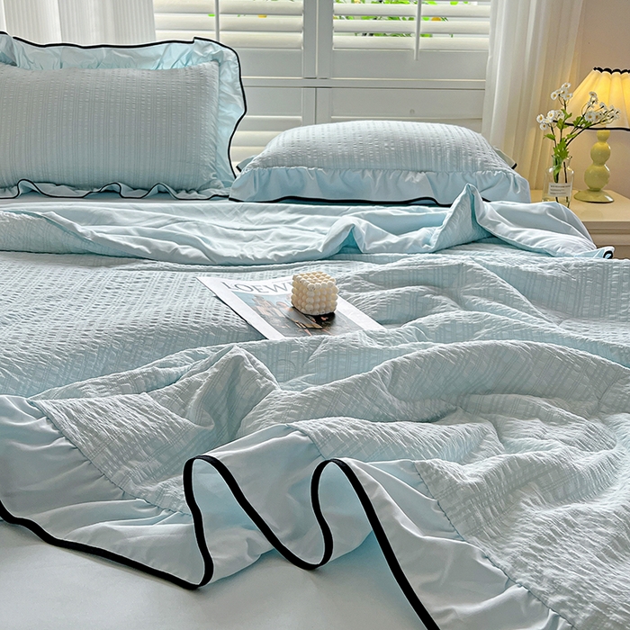 91家纺网 家纺一手货源 找家纺 仟网汇 2026新款赫本纯色泡泡纱花边款夏被夏凉被空调被四件套 天空蓝