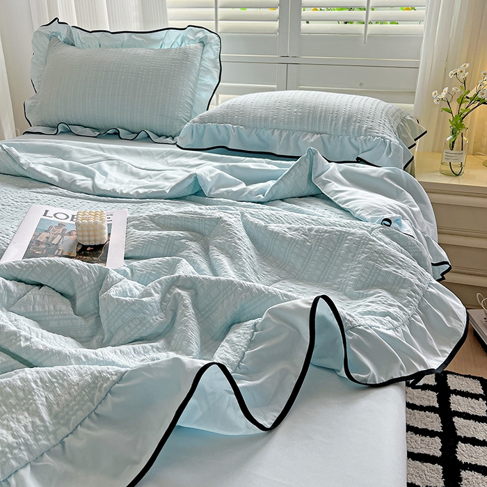91家纺网 家纺一手货源 找家纺 仟网汇 2026新款赫本纯色泡泡纱花边款夏被夏凉被空调被四件套 天空蓝