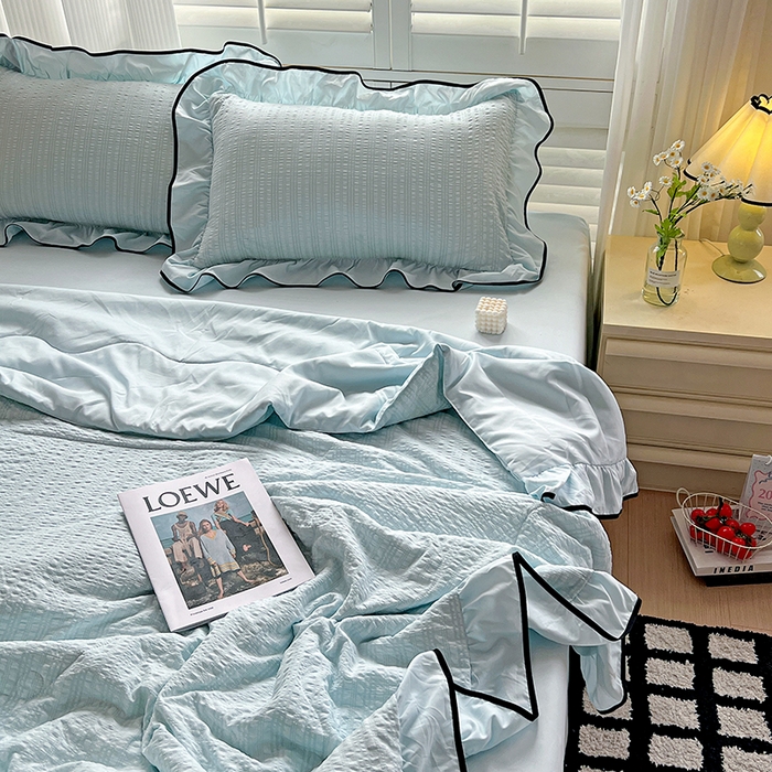 91家纺网 家纺一手货源 找家纺 仟网汇 2026新款赫本纯色泡泡纱花边款夏被夏凉被空调被四件套 天空蓝