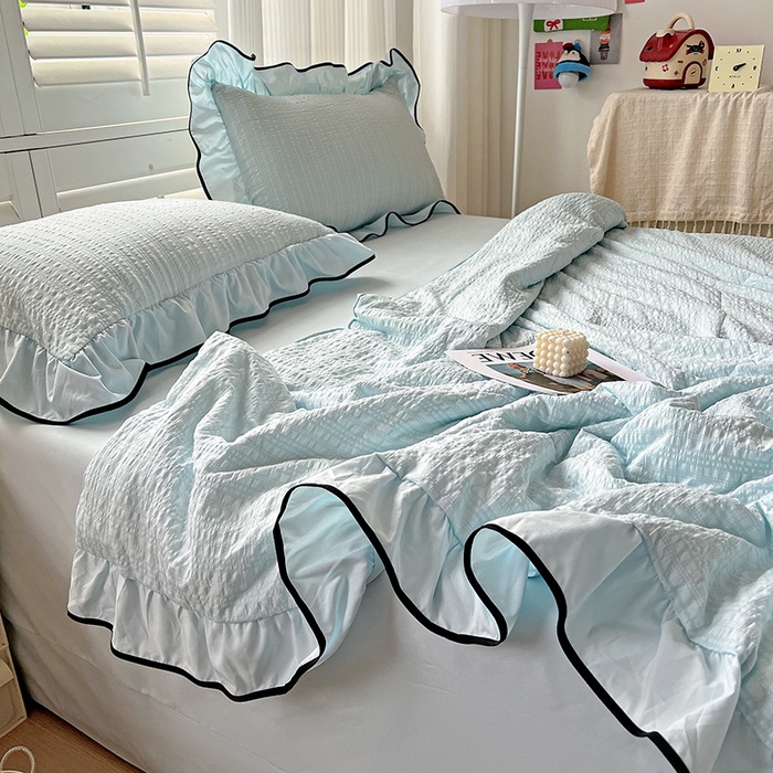 91家纺网 家纺一手货源 找家纺 仟网汇 2026新款赫本纯色泡泡纱花边款夏被夏凉被空调被四件套 天空蓝