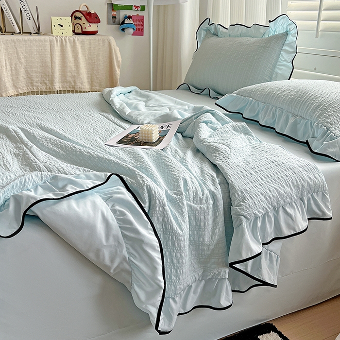 91家纺网 家纺一手货源 找家纺 仟网汇 2026新款赫本纯色泡泡纱花边款夏被夏凉被空调被四件套 天空蓝