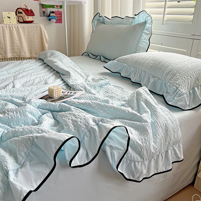 91家纺网 家纺一手货源 找家纺 仟网汇 2026新款赫本纯色泡泡纱花边款夏被夏凉被空调被四件套 天空蓝