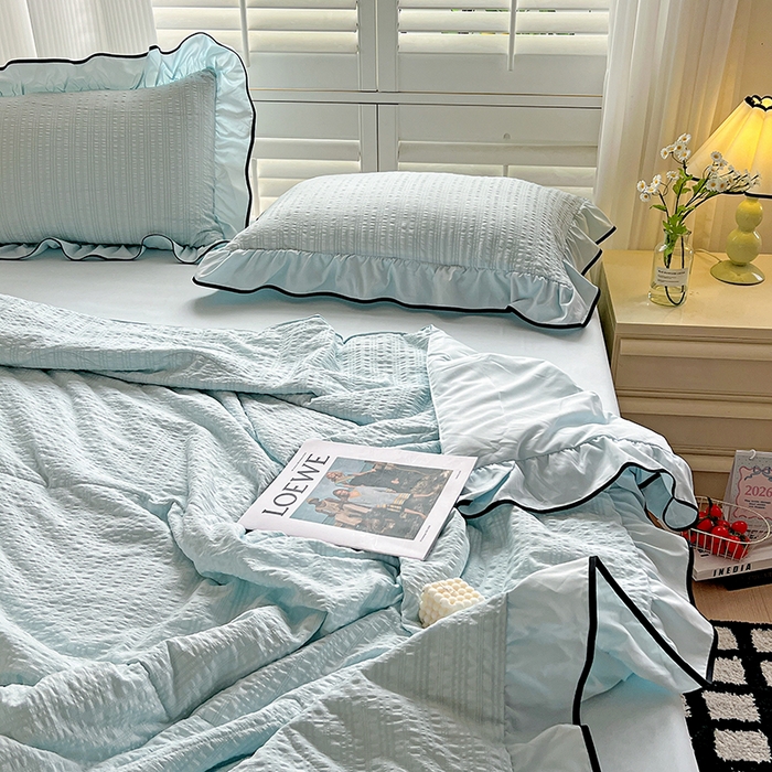 91家纺网 家纺一手货源 找家纺 仟网汇 2026新款赫本纯色泡泡纱花边款夏被夏凉被空调被四件套 天空蓝