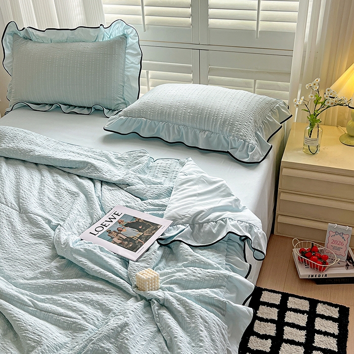 91家纺网 家纺一手货源 找家纺 仟网汇 2026新款赫本纯色泡泡纱花边款夏被夏凉被空调被四件套 天空蓝