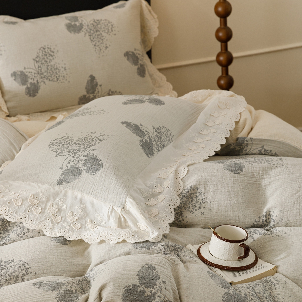 91家纺网 家纺一手货源 找家纺 瑞米家居 2026新款A类棉麻提花花边款四件套-翩然乐语 翩然乐语-深灰