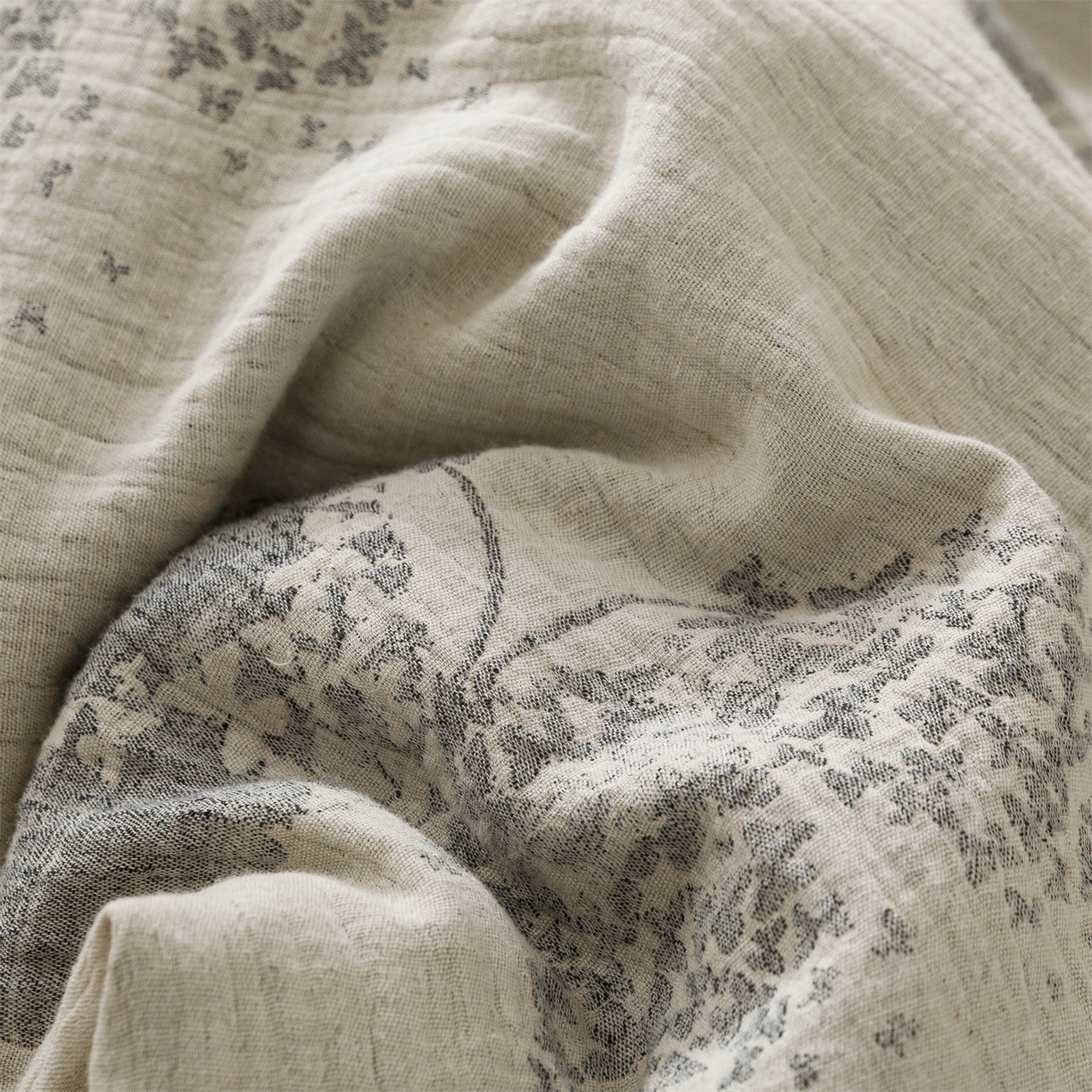 91家纺网 家纺一手货源 找家纺 瑞米家居 2026新款A类棉麻提花花边款四件套-翩然乐语 翩然乐语-深灰