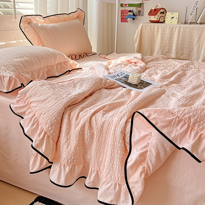 91家纺网 家纺一手货源 找家纺 仟网汇 2026新款赫本纯色泡泡纱花边款夏被夏凉被空调被四件套 樱花粉