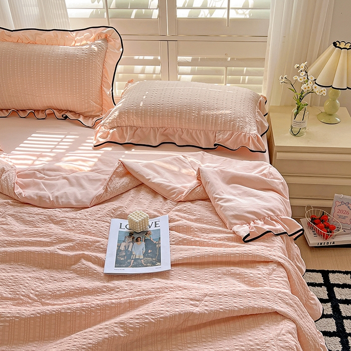 91家纺网 家纺一手货源 找家纺 仟网汇 2026新款赫本纯色泡泡纱花边款夏被夏凉被空调被四件套 樱花粉