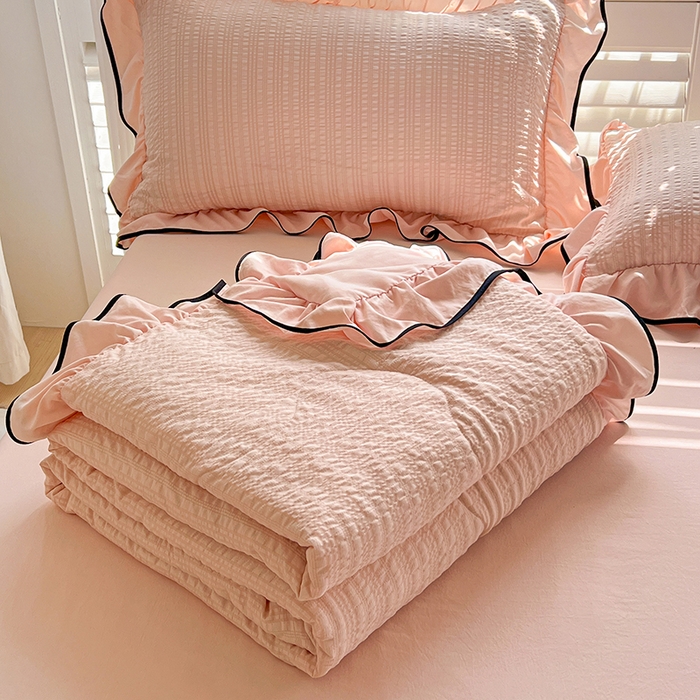 91家纺网 家纺一手货源 找家纺 仟网汇 2026新款赫本纯色泡泡纱花边款夏被夏凉被空调被四件套 樱花粉