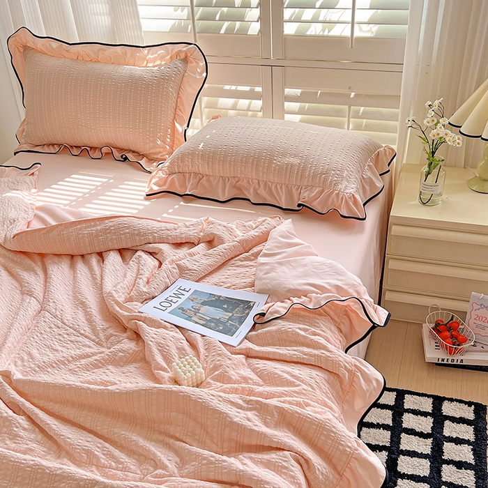 91家纺网 家纺一手货源 找家纺 仟网汇 2026新款赫本纯色泡泡纱花边款夏被夏凉被空调被四件套 樱花粉