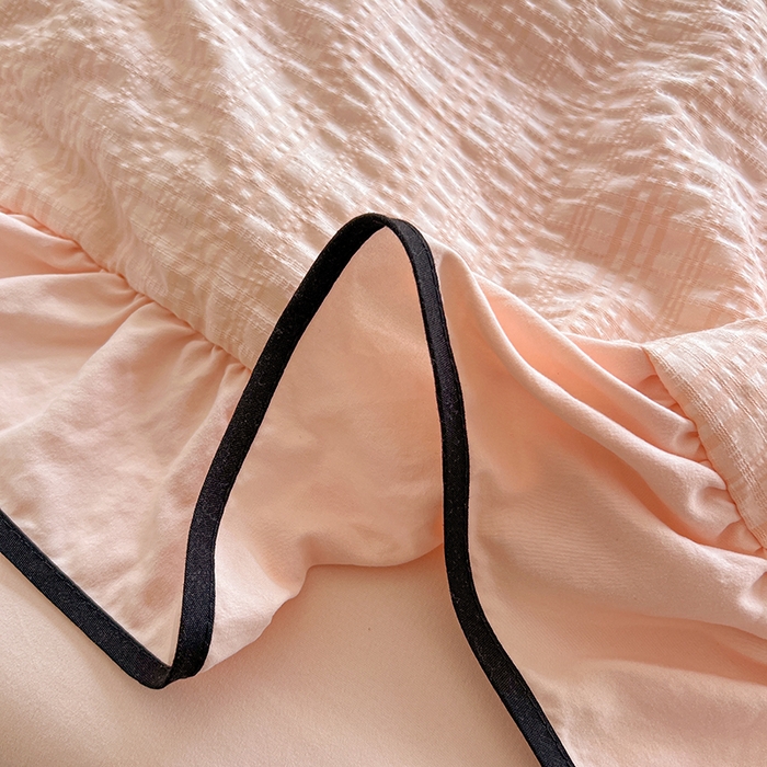 91家纺网 家纺一手货源 找家纺 仟网汇 2026新款赫本纯色泡泡纱花边款夏被夏凉被空调被四件套 樱花粉