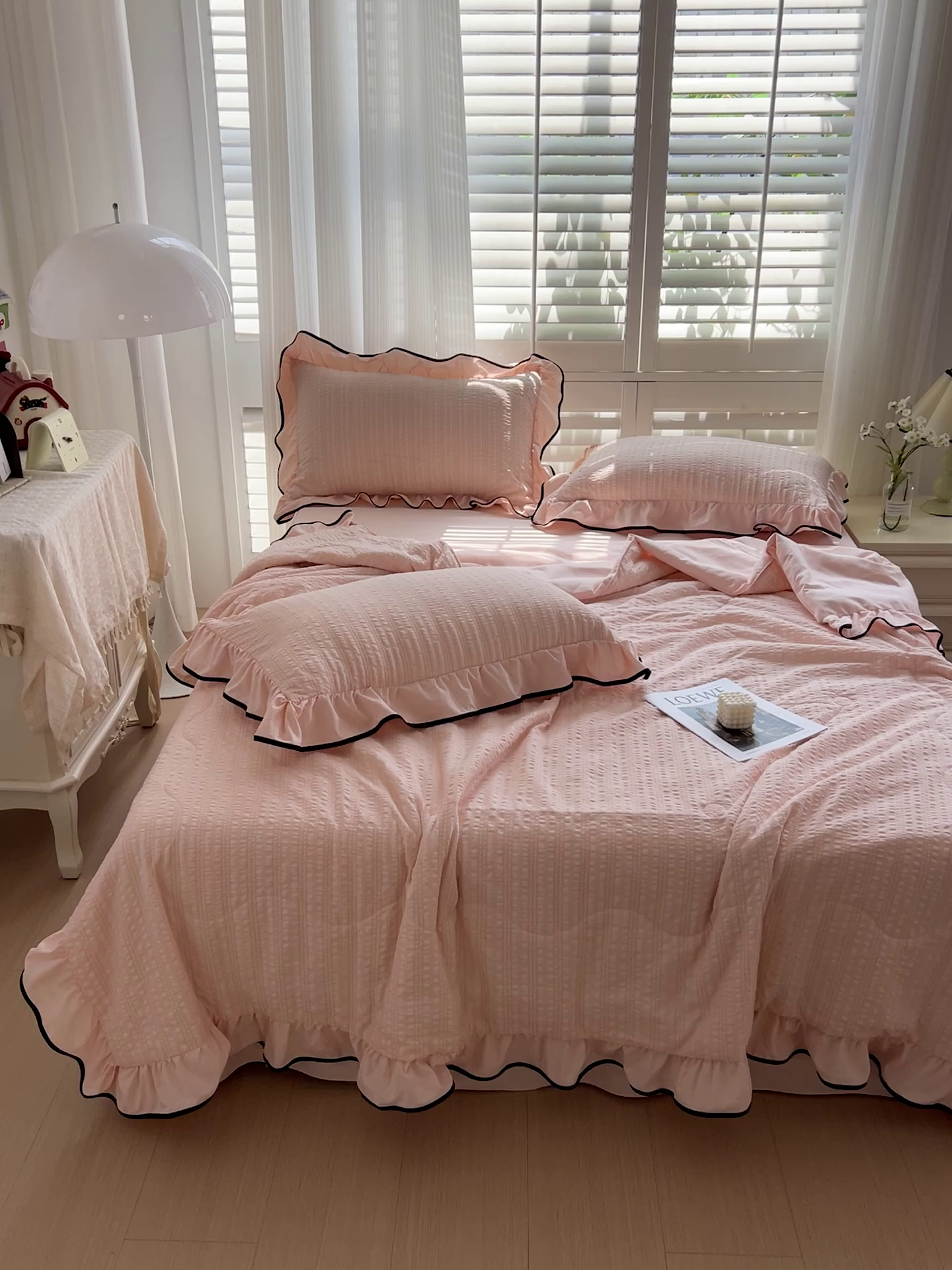 91家纺网 家纺一手货源 找家纺 仟网汇 2026新款赫本纯色泡泡纱花边款夏被夏凉被空调被四件套 樱花粉