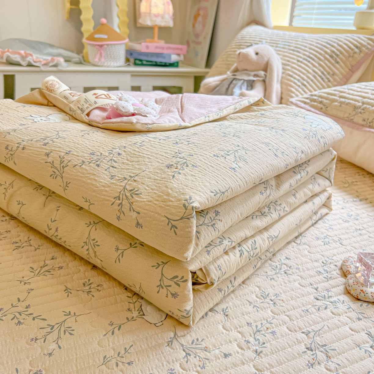 91家纺网 家纺一手货源 找家纺 欧妮家纺 2026新款A类云感双层纱夏被单床盖 小兔密语