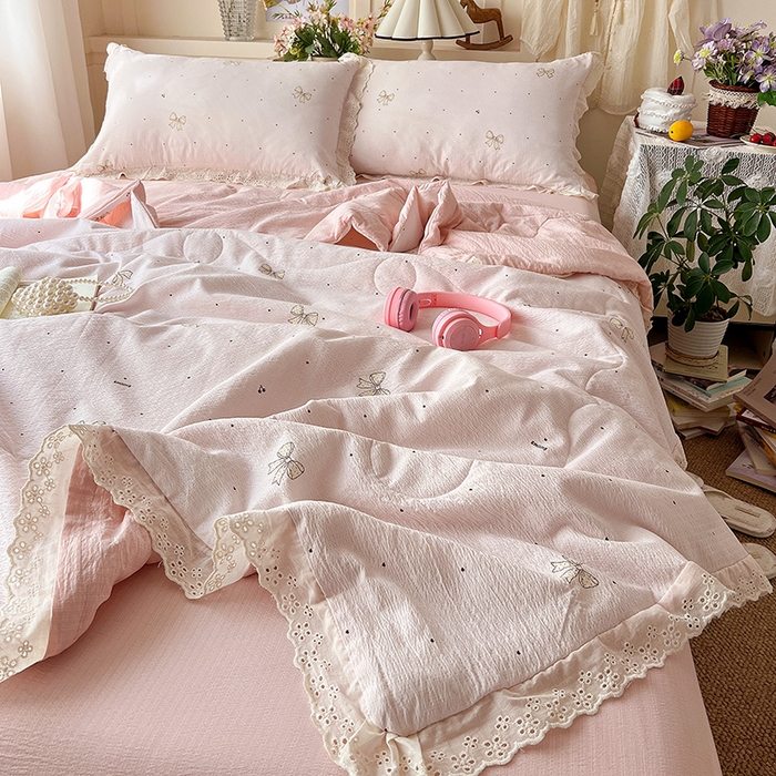 91家纺网 家纺一手货源 找家纺 仟网汇 2026新款彩色花边木棉皱皱纱夏被夏凉被空调被四件套 初心粉