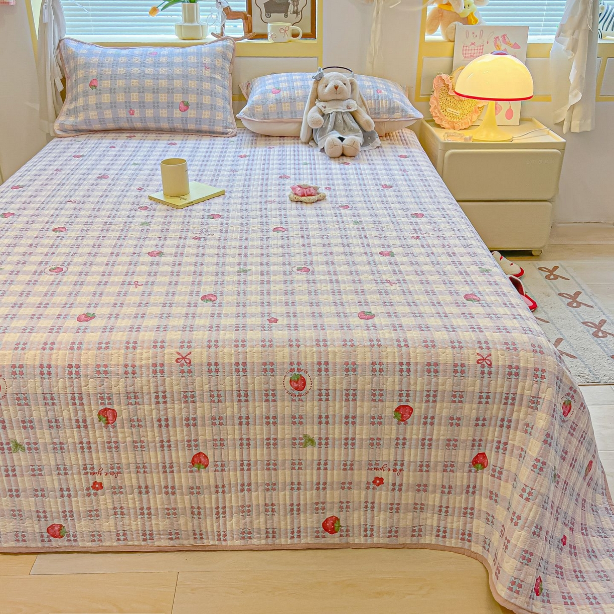 91家纺网 家纺一手货源 找家纺 欧妮家纺 2026新款A类云感双层纱夏被单床盖 格子草莓