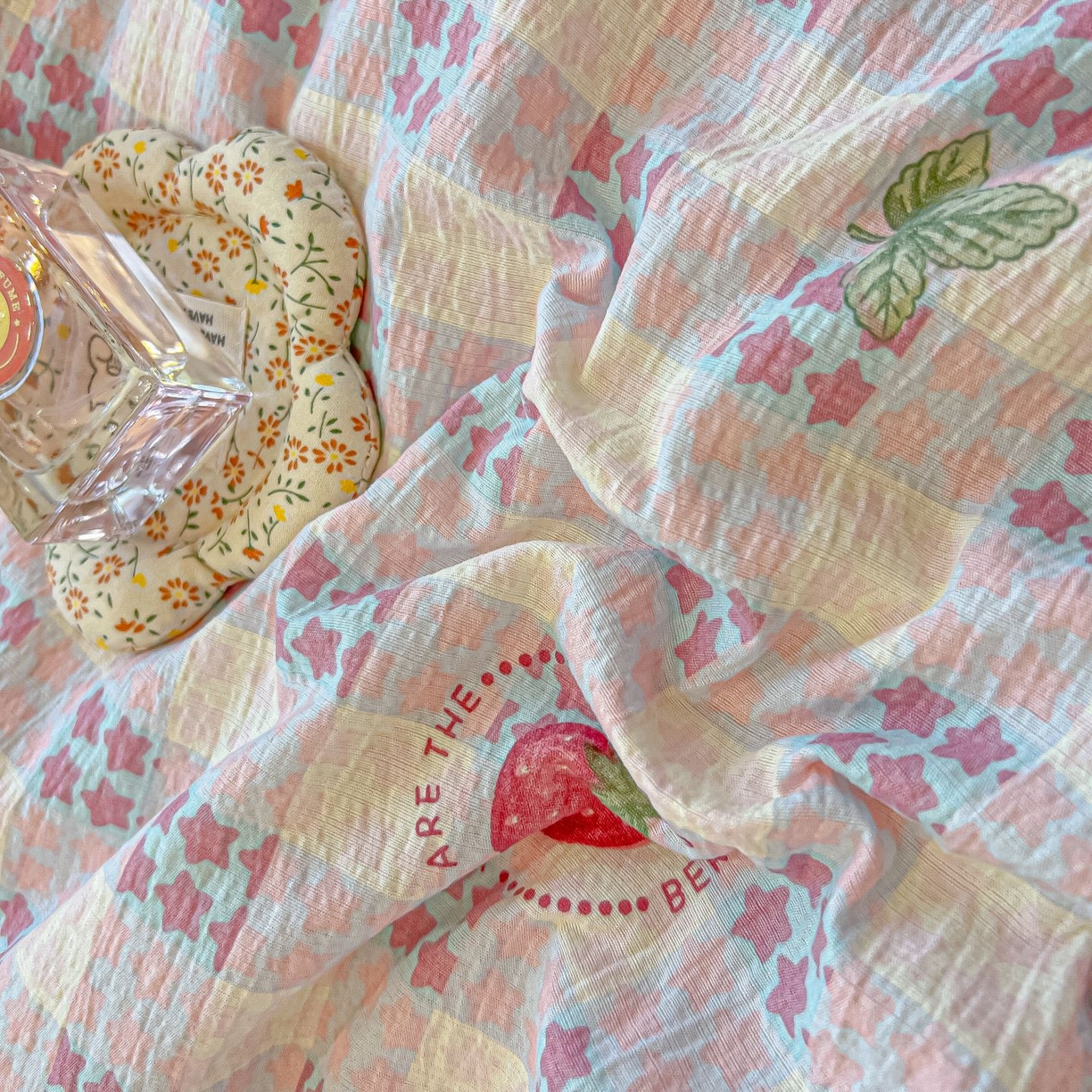 91家纺网 家纺一手货源 找家纺 欧妮家纺 2026新款A类云感双层纱夏被单床盖 格子草莓