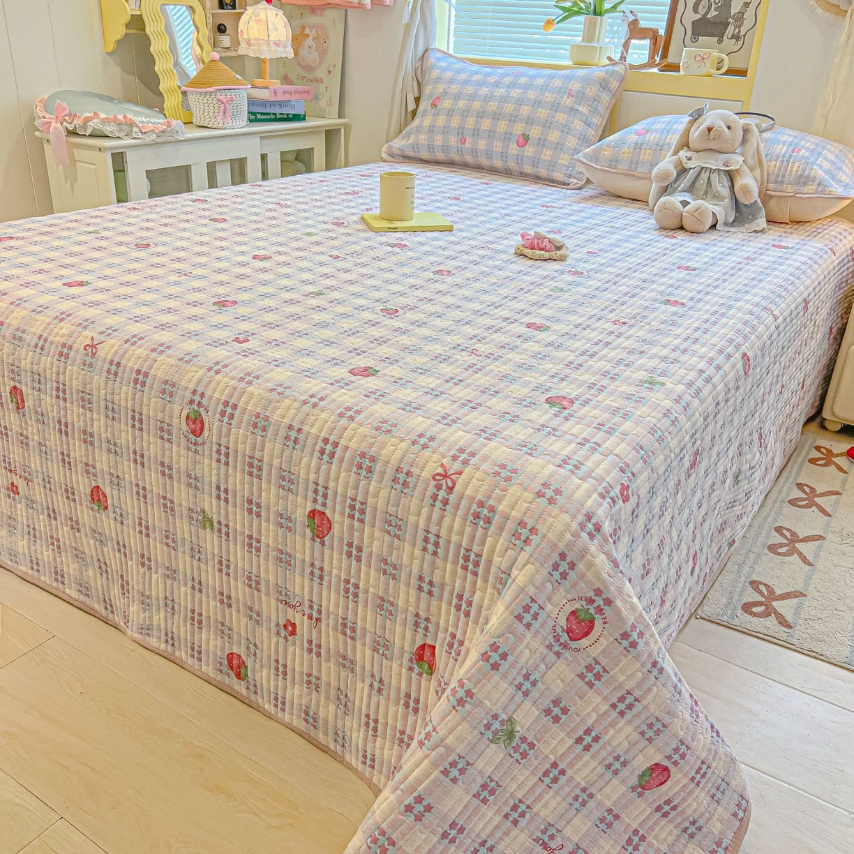 91家纺网 家纺一手货源 找家纺 欧妮家纺 2026新款A类云感双层纱夏被单床盖 格子草莓