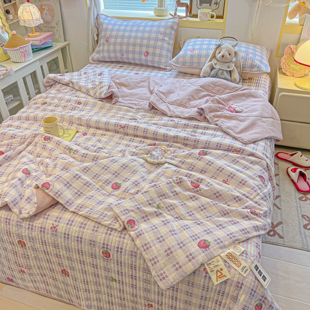 91家纺网 家纺一手货源 找家纺 欧妮家纺 2026新款A类云感双层纱夏被单床盖 格子草莓