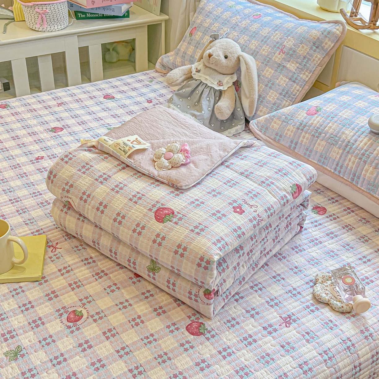 91家纺网 家纺一手货源 找家纺 欧妮家纺 2026新款A类云感双层纱夏被单床盖 格子草莓