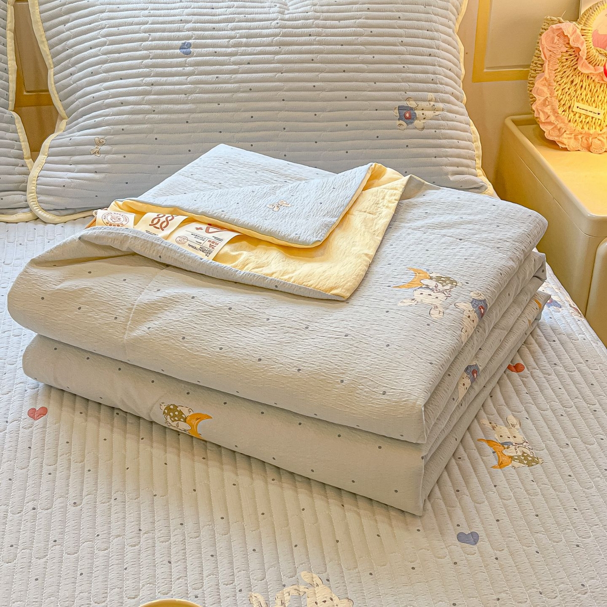 91家纺网 家纺一手货源 找家纺 欧妮家纺 2026新款A类云感双层纱夏被床盖四件套 兔眠