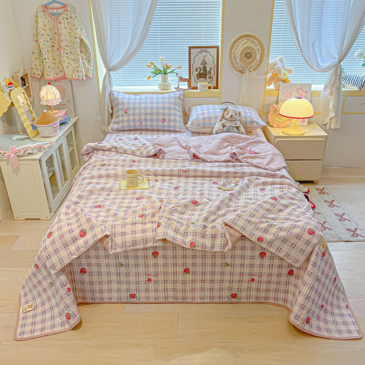 91家纺网 家纺一手货源 找家纺 欧妮家纺 2026新款A类云感双层纱夏被床盖四件套 格子草莓