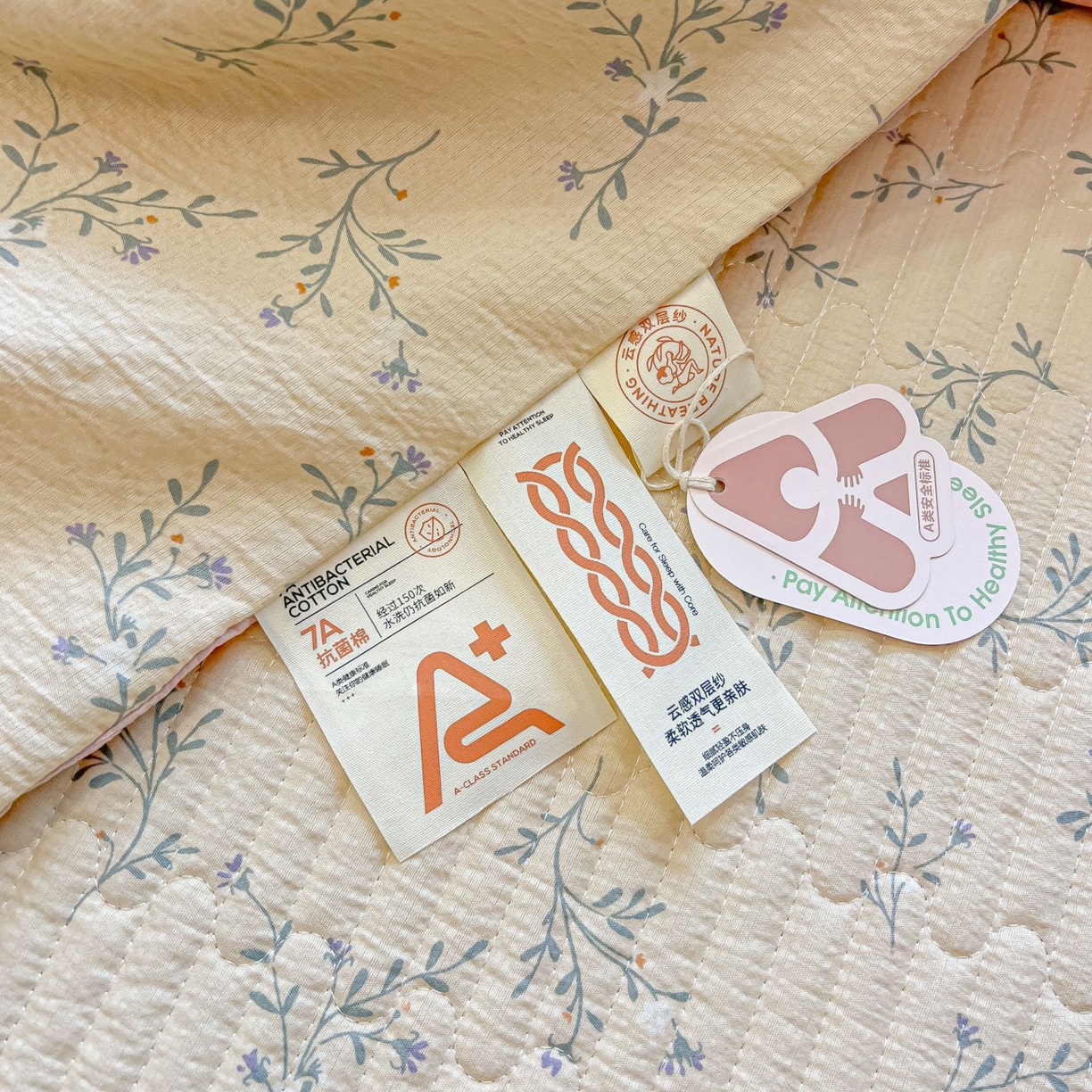 91家纺网 家纺一手货源 找家纺 欧妮家纺 2026新款A类云感双层纱夏被床盖四件套 小兔密语