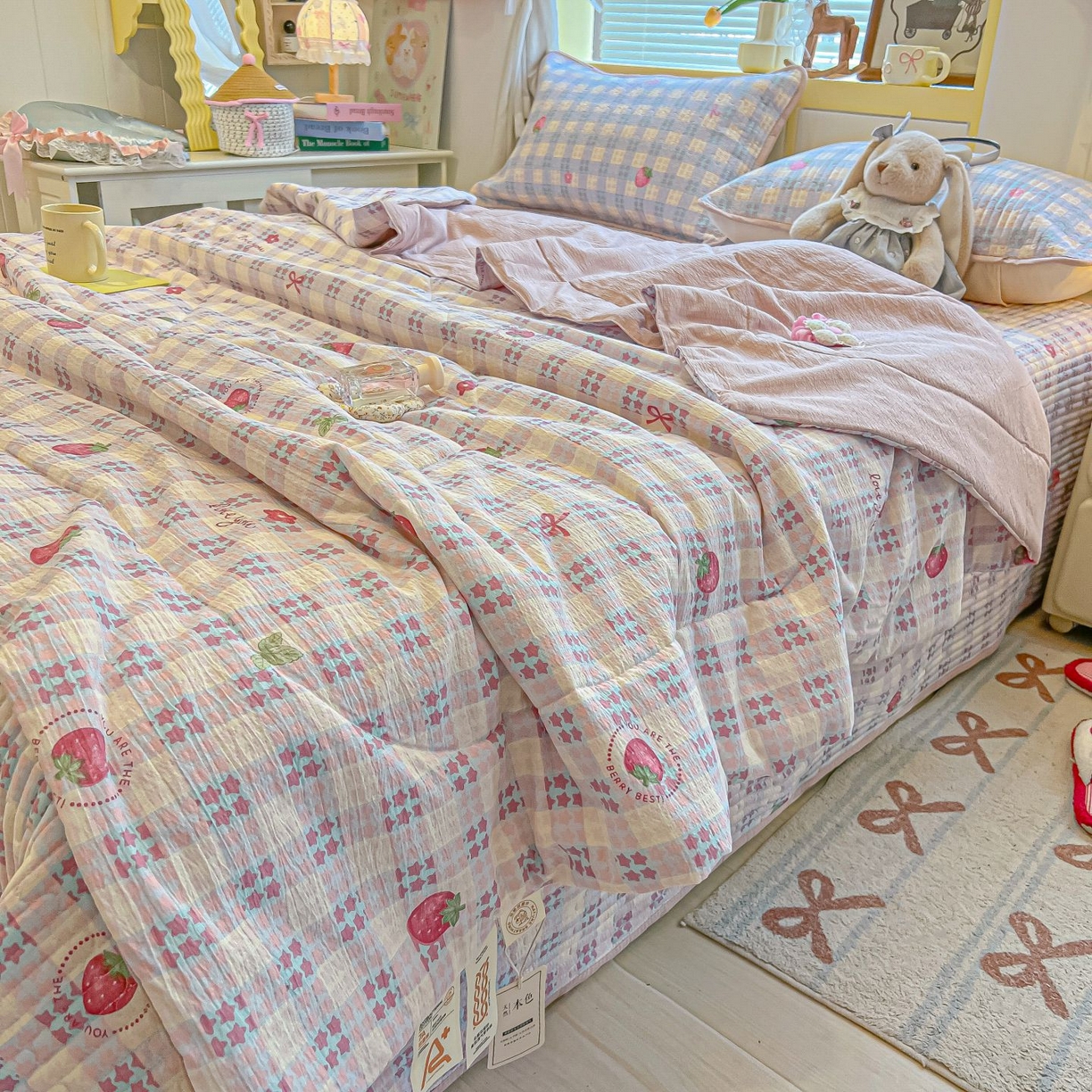 91家纺网 家纺一手货源 找家纺 欧妮家纺 2026新款A类云感双层纱夏被床盖四件套 格子草莓