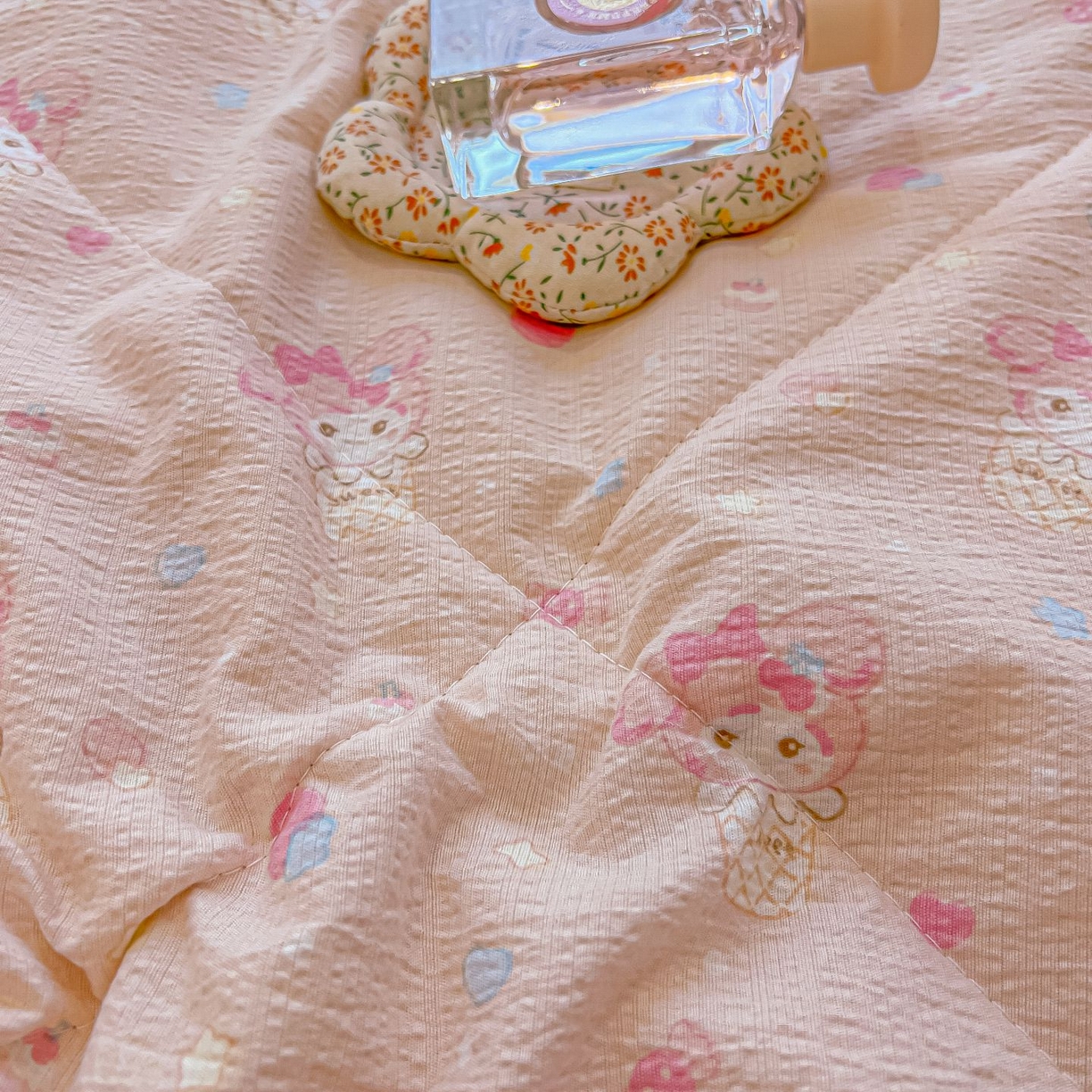 91家纺网 家纺一手货源 找家纺 欧妮家纺 2026新款A类云感双层纱夏被床盖四件套 粉粉兔