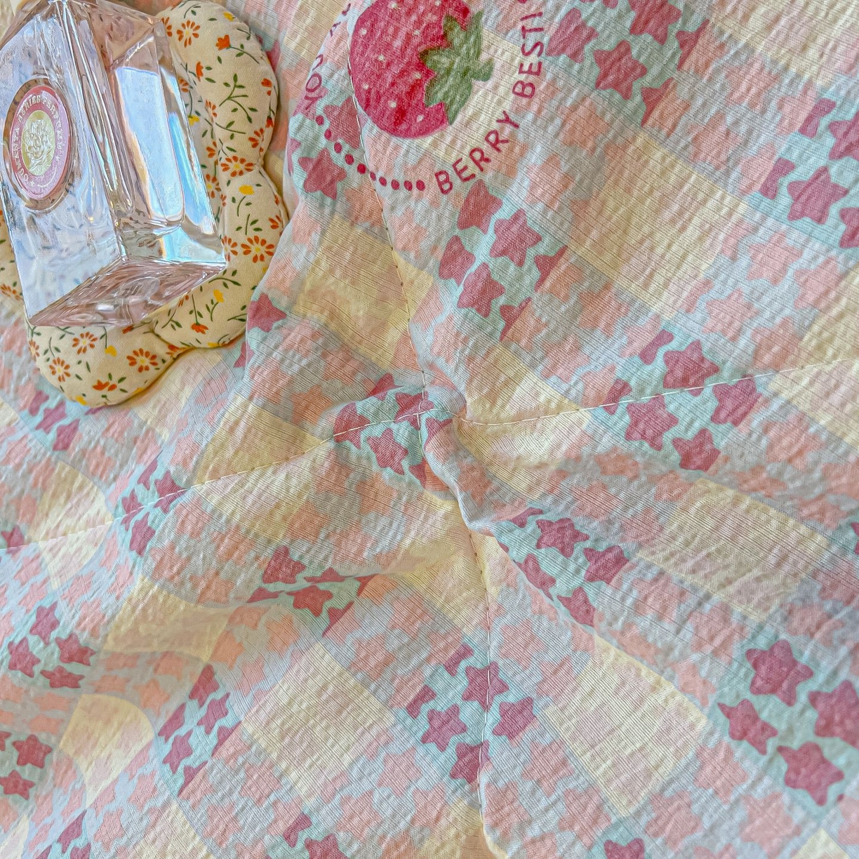 91家纺网 家纺一手货源 找家纺 欧妮家纺 2026新款A类云感双层纱夏被床盖四件套 格子草莓