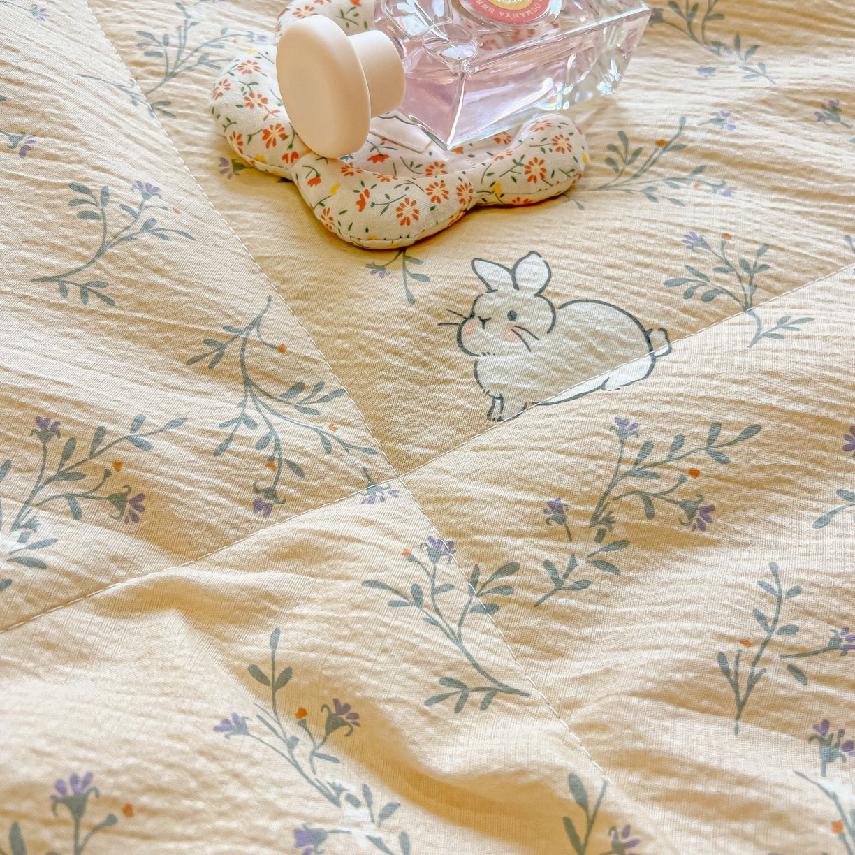 91家纺网 家纺一手货源 找家纺 欧妮家纺 2026新款A类云感双层纱夏被床盖四件套 小兔密语