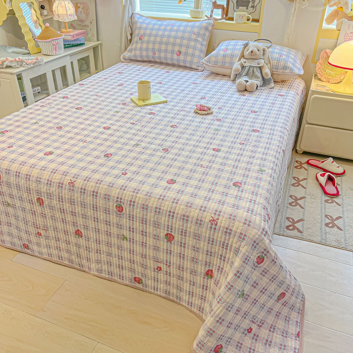91家纺网 家纺一手货源 找家纺 欧妮家纺 2026新款A类云感双层纱夏被床盖四件套 格子草莓