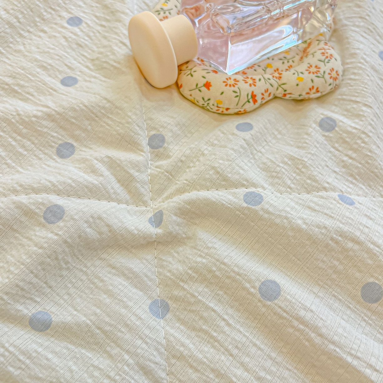 91家纺网 家纺一手货源 找家纺 欧妮家纺 2026新款A类云感双层纱夏被床盖四件套 波点-蓝