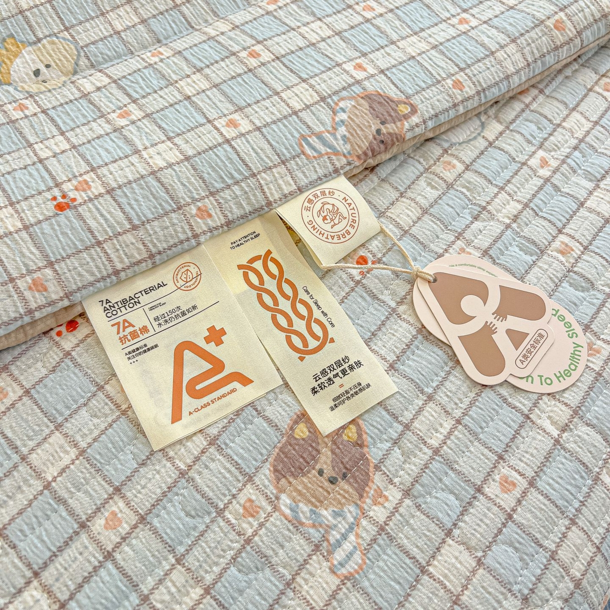 91家纺网 家纺一手货源 找家纺 欧妮家纺 2026新款A类云感双层纱夏被床盖四件套 格子萌狗