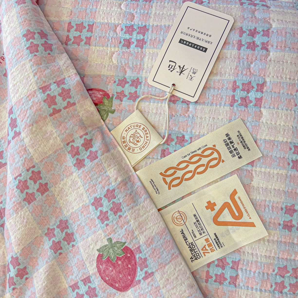 91家纺网 家纺一手货源 找家纺 欧妮家纺 2026新款A类云感双层纱夏被床盖四件套 格子草莓