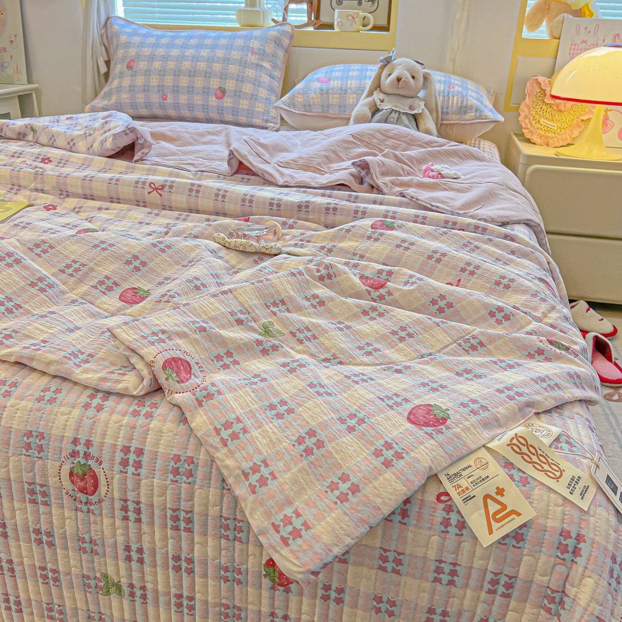 91家纺网 家纺一手货源 找家纺 欧妮家纺 2026新款A类云感双层纱夏被床盖四件套 格子草莓