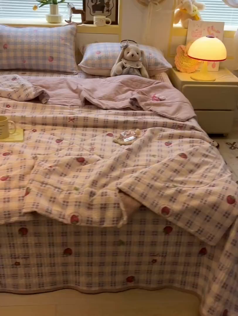 91家纺网 家纺一手货源 找家纺 欧妮家纺 2026新款A类云感双层纱夏被床盖四件套 格子草莓