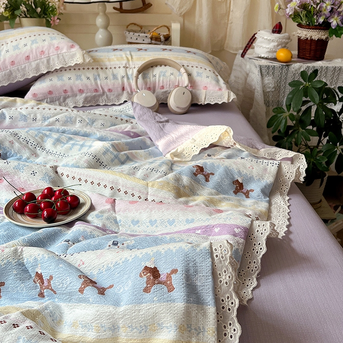 91家纺网 家纺一手货源 找家纺 仟网汇 2026新款彩色花边木棉皱皱纱夏被夏凉被空调被四件套 小马驹