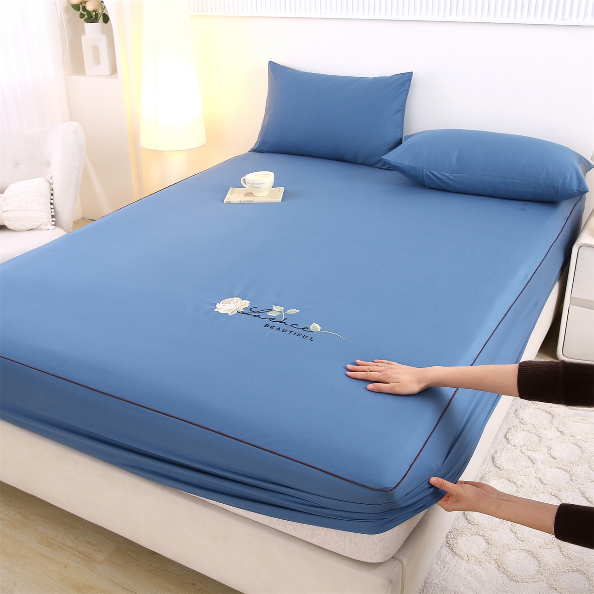 91家纺网 家纺一手货源 找家纺 欧妮家纺 2026新款全棉纯棉斜纹刺绣单床笠三件套 一见倾心-深海蓝