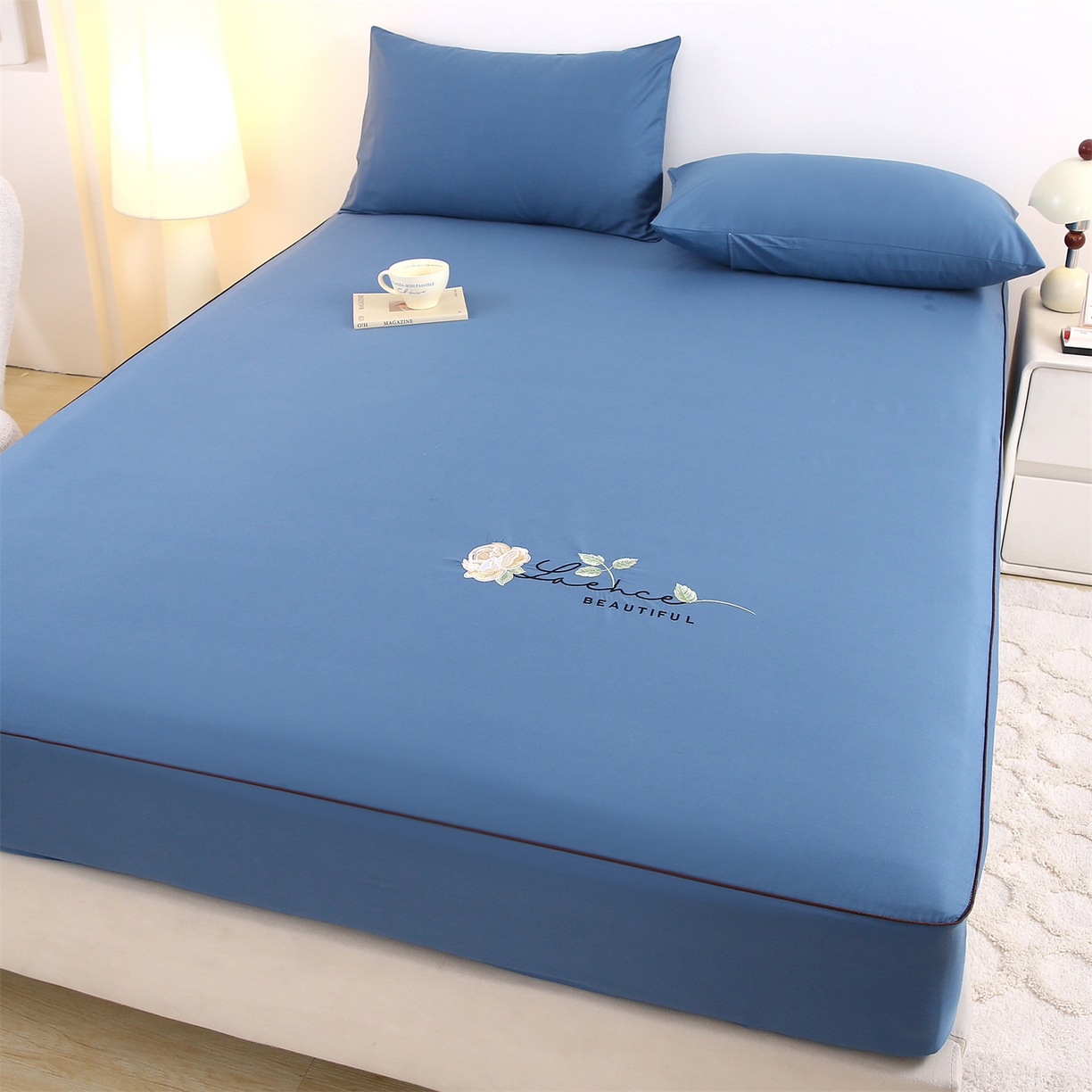 91家纺网 家纺一手货源 找家纺 欧妮家纺 2026新款全棉纯棉斜纹刺绣单床笠三件套 一见倾心-深海蓝