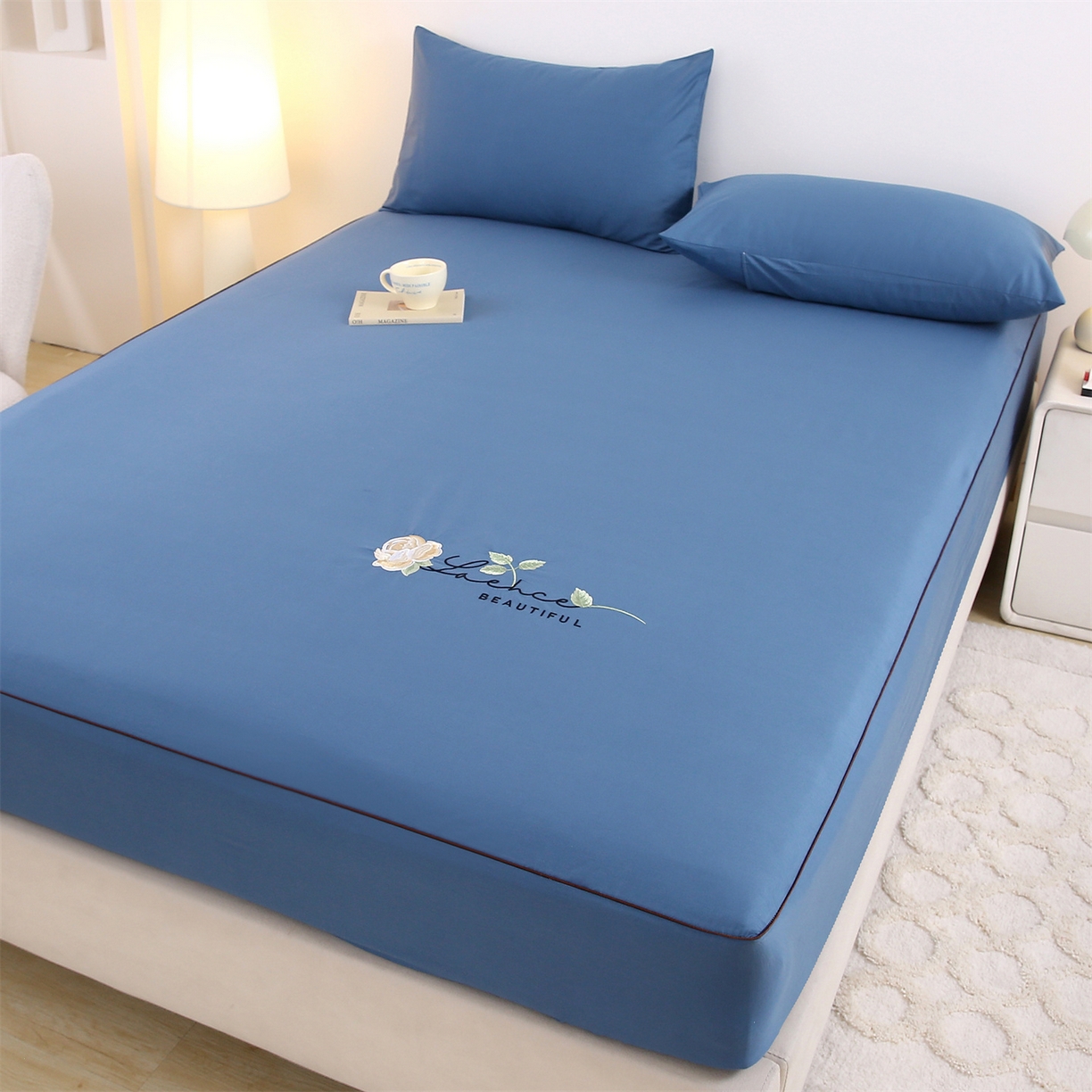 91家纺网 家纺一手货源 找家纺 欧妮家纺 2026新款全棉纯棉斜纹刺绣单床笠三件套 一见倾心-深海蓝