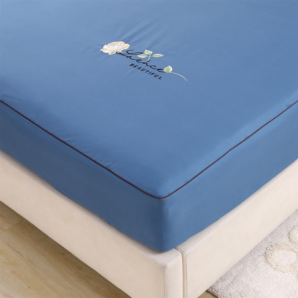 91家纺网 家纺一手货源 找家纺 欧妮家纺 2026新款全棉纯棉斜纹刺绣单床笠三件套 一见倾心-深海蓝