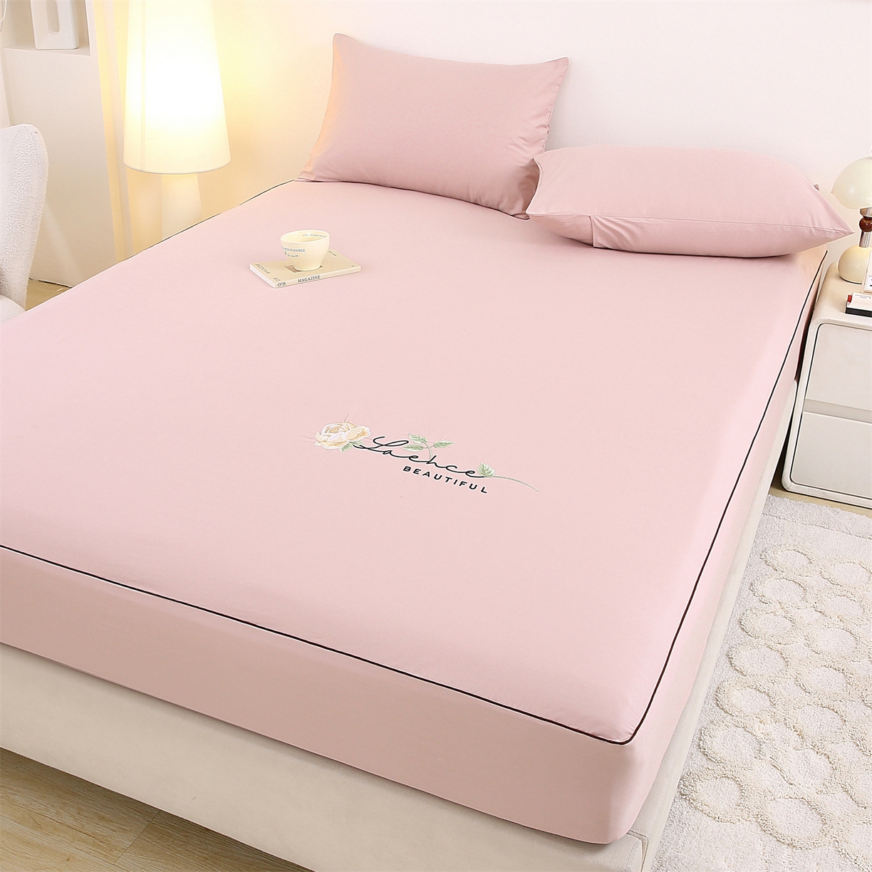 91家纺网 家纺一手货源 找家纺 欧妮家纺 2026新款全棉纯棉斜纹刺绣单床笠三件套 一见倾心-玉