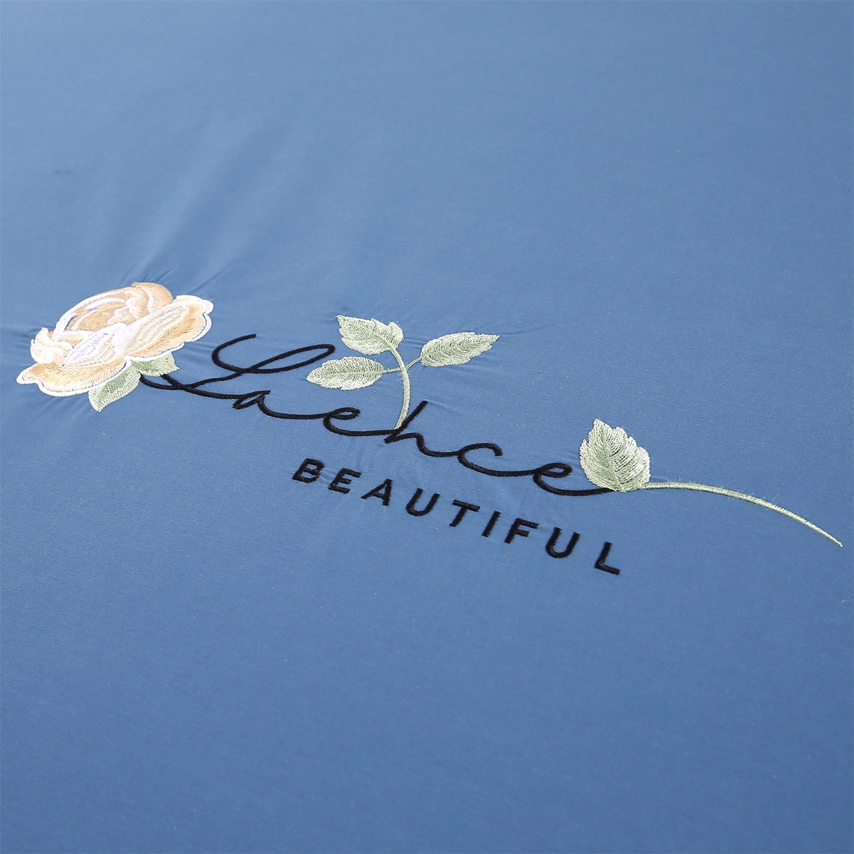 91家纺网 家纺一手货源 找家纺 欧妮家纺 2026新款全棉纯棉斜纹刺绣单床笠三件套 一见倾心-深海蓝