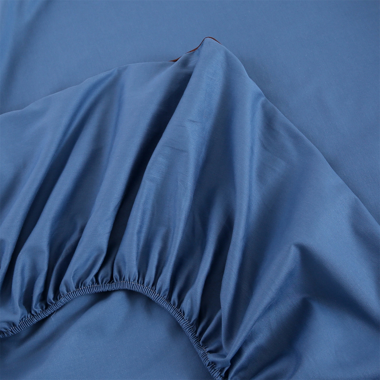 91家纺网 家纺一手货源 找家纺 欧妮家纺 2026新款全棉纯棉斜纹刺绣单床笠三件套 一见倾心-深海蓝