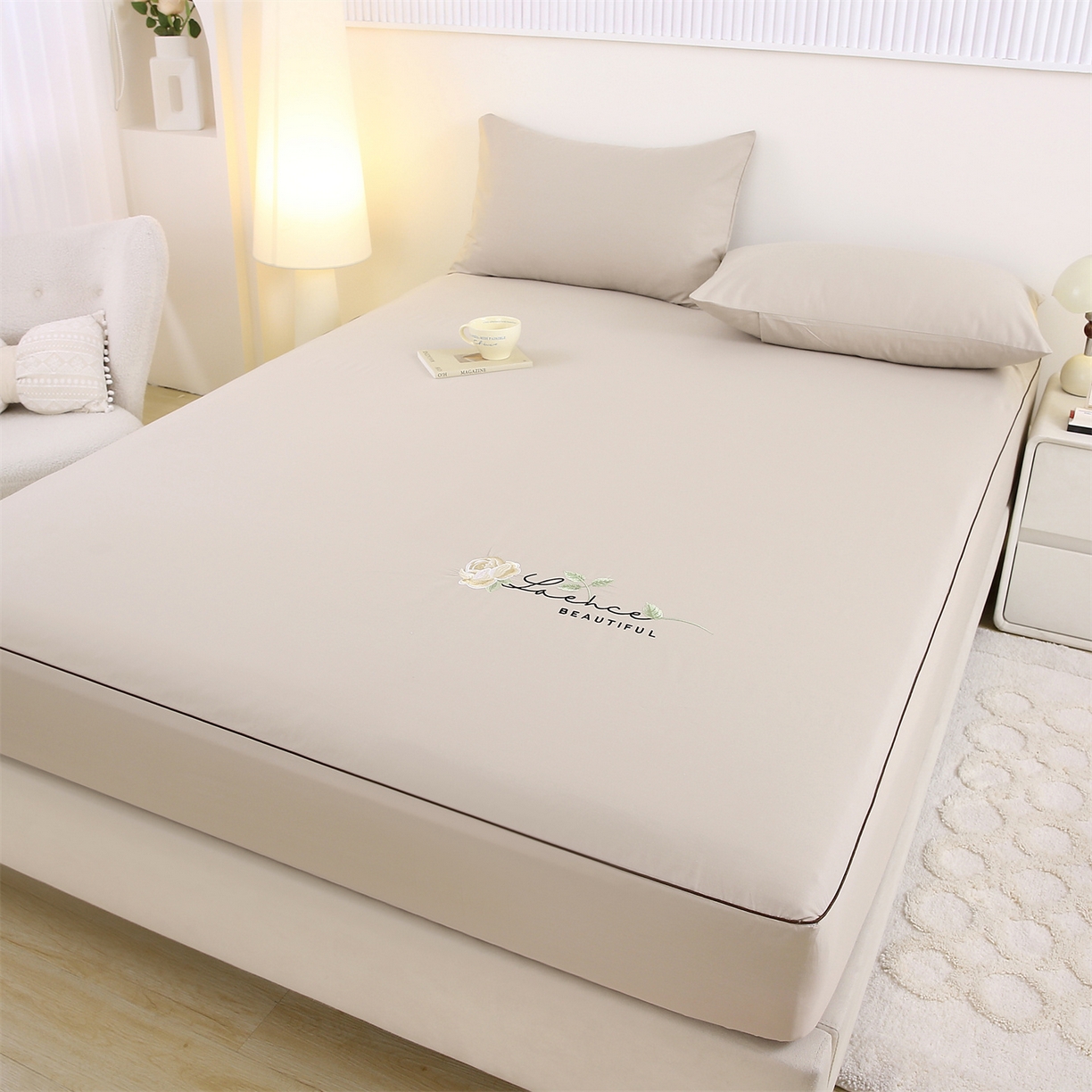 91家纺网 家纺一手货源 找家纺 欧妮家纺 2026新款全棉纯棉斜纹刺绣单床笠三件套 一见倾心-浅驼